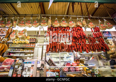 NEW YORK CITY - 8 Novembre 2013: deli italiana nel mercato specializzato in Little Italy, Arthur Avenue nel Bronx Foto Stock