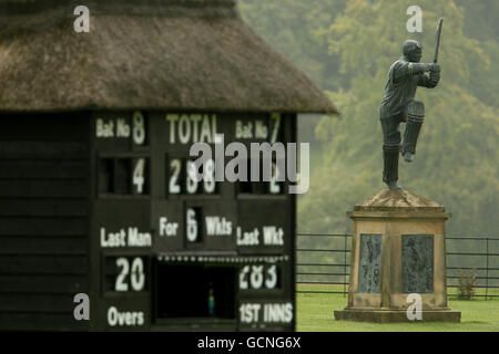 Cricket - secondo XI Campionato - finale - secondo giorno - Surrey II XI v Warwickshire II XI - Wormsley Cricket Ground. Una vista generale della capanna dei cicatrici e della statua di cricket di Wormsley Foto Stock