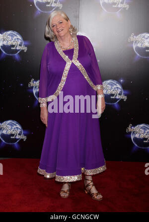 Ann Widdedisce durante una fotocellula per il Strictly come Dancing: Launch Show recording, presso il BBC Television Center di White City, a ovest di Londra. Foto Stock