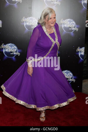 Ann Widdedisce durante una fotocellula per il Strictly come Dancing: Launch Show recording, presso il BBC Television Center di White City, a ovest di Londra. Foto Stock