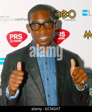 Il rapper Tinie Tempah arriva all'hotel May Fair nel centro di Londra per le 2010 candidature ai premi MOBO. Foto Stock