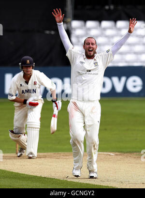 Chris Rushworth, il bowler di Durham, celebra il bowling Tom Westley, LBW di Essex durante la partita del campionato della contea di LV al Ford County Ground, Chelmsford. Foto Stock