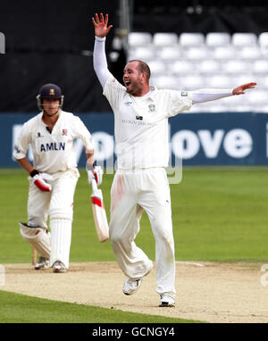 Chris Rushworth, il bowler di Durham, celebra il bowling Tom Westley, LBW di Essex durante la partita del campionato della contea di LV al Ford County Ground, Chelmsford. Foto Stock