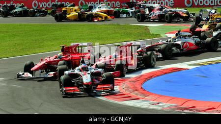 La McLaren Mercedes' Jenson Button conduce al via durante il Gran Premio d'Italia sul circuito di Monza. Foto Stock