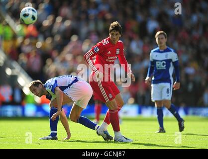 Fernando Torres di Liverpool (centro) e Roger Johnson di Birmingham (a sinistra) Foto Stock