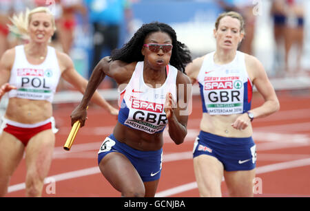 Gran Bretagna Margaret Adeoye (centro) riceve il batton dal compagno di squadra Eilidh Doyle (destra) in campo femminile 4x400m relè turni di qualifica durante il giorno quattro del 2016 Europei di Atletica presso lo Stadio Olimpico di Amsterdam. Foto Stock