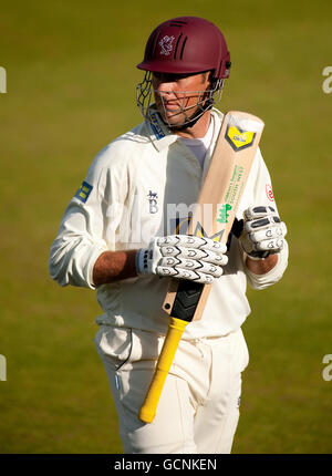 Il capitano del Somerset Marcus Trescothick lascia il campo dopo essere stato licenziato da Ruel Brathwaite di Durham durante la partita del campionato della contea di LV all'Emirates Durham International Cricket Ground, Durham. Foto Stock