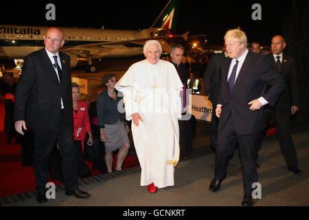 Papa Benedetto XVI viene accolto dal Sindaco di Londra Boris Johnson dopo essere arrivato all'aeroporto di Heathrow dopo aver volato da Glasgow. Foto Stock