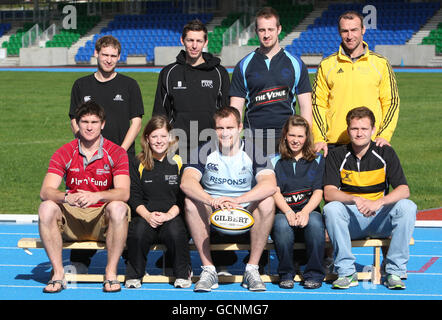 Il giocatore di rugby dei Warriors di Glasgow Alastair Kellock con i capitani di rugby delle donne e del lato del uomo dalle università con sede a Glasgow durante una sessione di mezzi allo Scostoun Sports Campus, Glasgow. Foto Stock