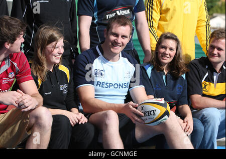 Il giocatore di rugby dei Warriors di Glasgow Alastair Kellock con i capitani di rugby delle donne e del lato del uomo dalle università con sede a Glasgow durante una sessione di mezzi allo Scostoun Sports Campus, Glasgow. Foto Stock