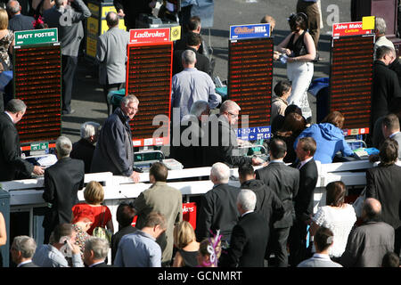 Corse ippiche - William Hill Gold Cup Festival - giorno due - Ayr Racecourse. Vista generale di Bookmakers stand presso l'ippodromo di Ayr Foto Stock