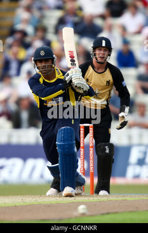 Cricket - Friends provident Twenty 20 - Quarter Final - Warwickshire Bears contro Hampshire Hawks - Edgbaston. Abdul Razzaq di Hampshire in azione di battuta Foto Stock