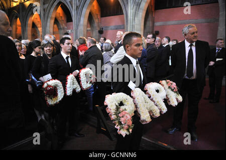 I lutto lasciano i funerali del leader sindacale dei cantieri navali di Glasgow, Jimmy Reid, alla vecchia chiesa parrocchiale di Govan a Glasgow. Foto Stock