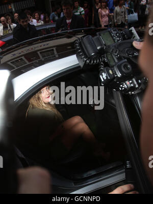 L'attrice Drew Barrymore lascia il Covent Garden Hotel nel centro di Londra per la prima volta di andare in lontananza nel West End. PREMERE ASSOCIAZIONE foto. Data immagine: Giovedì 19 agosto 2010. Il credito fotografico dovrebbe essere: Yui Mok/PA Foto Stock