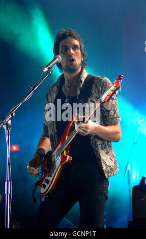 Kasabian alla O2 Academy di Brixton - Londra. Sergio Pizzorno di Kasabian si esibisce sul palco presso la O2 Academy di Brixton, nel sud di Londra. Foto Stock