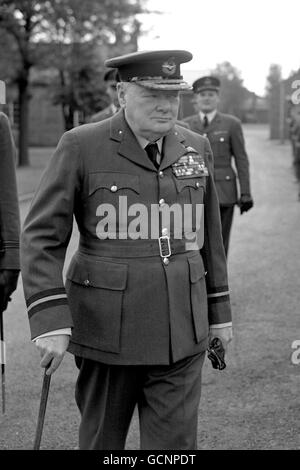 Leader dell'opposizione, Winston Churchill indossa l'uniforme di Air Commodore, mentre ispeziona la guardia d'onore durante la sua visita a 615 (contea di Surrey) Squadron, Royal Auxiliary Air Force, presso l'Aerodromo di Biggin Hill, Kent. Foto Stock