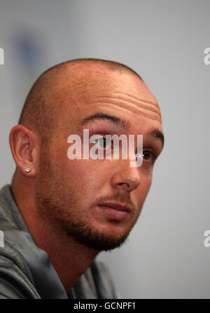 Aston Villa firma Stephen Ireland durante una chiamata di mezzi a Bodymoor Heath, Tamworth. Foto Stock