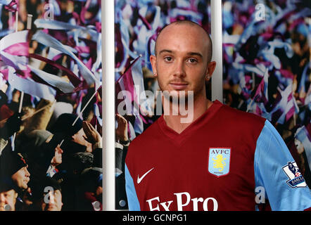 Calcio - Barclays Premier League - Newcastle United v Aston Villa - Aston Villa chiamata multimediale - Bodymoor Heath Allenamento Foto Stock