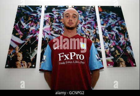 Calcio - Barclays Premier League - Newcastle United v Aston Villa - Aston Villa Media Call - Bodymoor Heath Training Ground. New Aston Villa firma Stephen Irlanda pone per una foto durante una chiamata dei media a Bodymoor Heath, Tamworth. Foto Stock