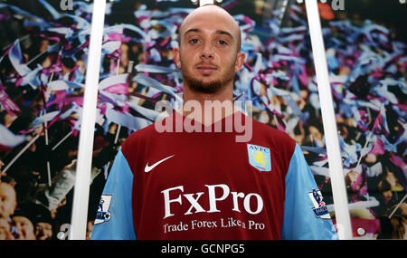 Calcio - Barclays Premier League - Newcastle United v Aston Villa - Aston Villa chiamata multimediale - Bodymoor Heath Allenamento Foto Stock