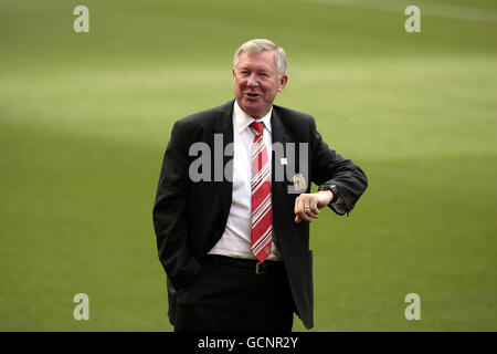 Il manager di Manchester United Sir Alex Ferguson arriva per la Coppa del mondo FIFA 2018 Bid Inspection a Old Trafford, Manchester. Foto Stock