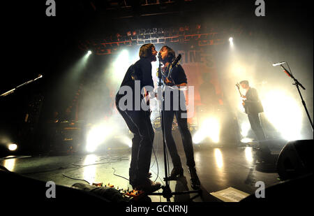 Concerto dei Libertines - Londra. Pete Doherty (a sinistra) e Carl Barat of the Libertines si esibiscono sul palco all'HMV Forum di Highgate, Londra. Foto Stock