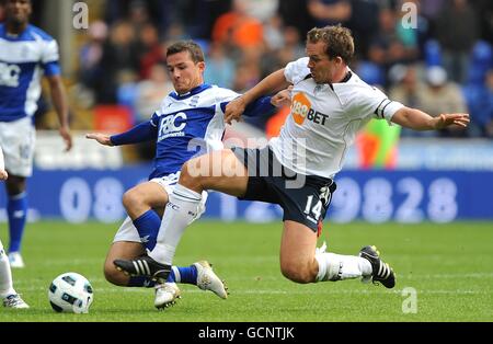 Barry Ferguson di Birmingham (a sinistra) e Kevin Davies di Bolton Wanderers (destra) battaglia per la palla Foto Stock