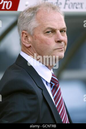 Calcio - Barclays Premier League - Aston Villa / Everton - Villa Park. Aston Villa custode manager Kevin MacDonald prima di dare il via Foto Stock