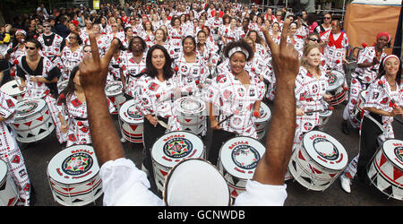 I batteristi prendono parte al Notting Hill Carnival, nella zona ovest di Londra. Foto Stock