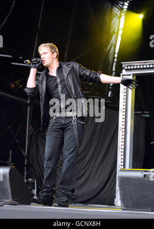 Kian Egan of Westlife si esibisce sul palco durante il Ladies Day alle gare di Newbury, nel Berkshire. Foto Stock