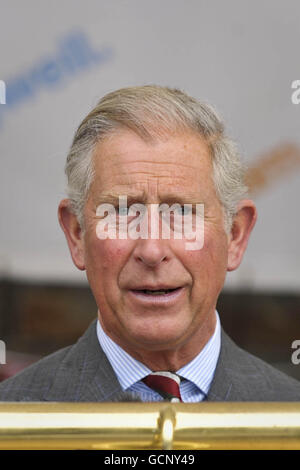 Il Principe di Galles parla ai Giardini Botanici nazionali del Galles a Carmarthen mentre continua il suo tour in Gran Bretagna per promuovere la sua iniziativa di vita sostenibile. Foto Stock