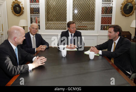 Il Ministro del Commercio e degli investimenti recentemente annunciato, l’attuale presidente della banca HSBC Stephen Green nel 10 Downing Street a Londra, dove ha partecipato a un incontro con il primo ministro David Cameron, il segretario agli Esteri William Hague (prima a sinistra) e il segretario alle imprese vince Cable (dietro a sinistra). Foto Stock