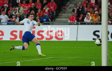 Calcio - UEFA Euro 2012 - Qualifiche - Gruppo G - Svizzera / Inghilterra - St. Jakob-Park. Adam Johnson, in Inghilterra, segna il secondo gol al suo fianco durante la partita di qualificazione UEFA euro 2012 al St Jakob Park Stadium di Basilea, Svizzera. Foto Stock