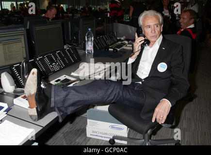 Tony Christie è presente nel reparto di negoziazione durante il 6° giorno annuale della beneficenza del partner BGC, presso Churchill Place a Canary Wharf, nella zona est di Londra. Foto Stock