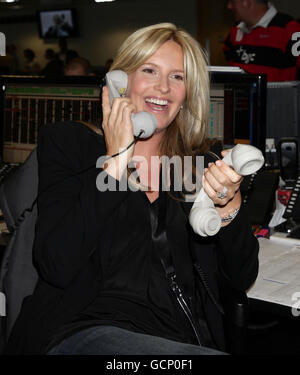 Penny Lancaster al piano commerciale durante il 6° giorno annuale di beneficenza del partner BGC, presso Churchill Place a Canary Wharf, a est di Londra. Foto Stock