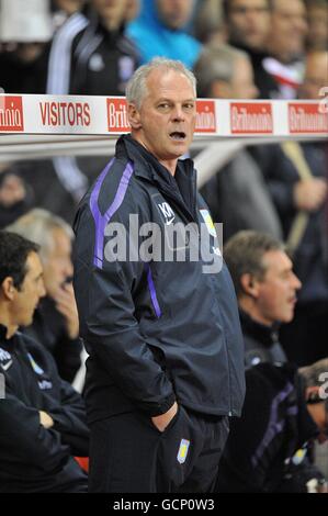 Calcio - Barclays Premier League - Stoke City / Aston Villa - Britannia Stadium. Aston Villa custode manager Kevin MacDonald sulla linea di contatto Foto Stock