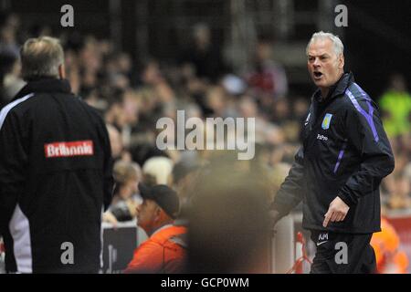 Calcio - Barclays Premier League - Stoke City / Aston Villa - Britannia Stadium. Il direttore di Aston Villa Kevin MacDonald (a destra) sfiora le sue frustrazioni sulla linea di contatto Foto Stock