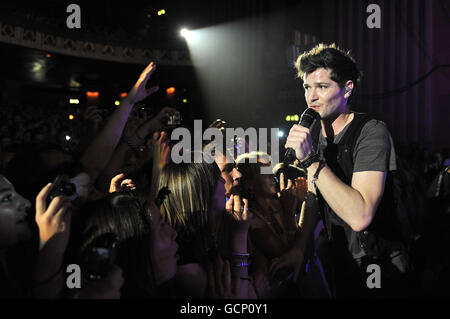 Lo script in concerto - Londra. Danny o'Donoghue dello script che si esibisce all'Hammersmith Apollo di Londra ovest. Foto Stock