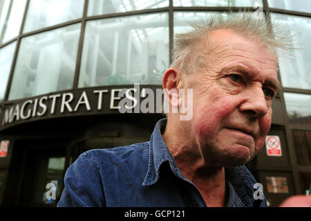 Ray Gosling, 70 anni, arriva a Nottingham Magistrates Court, dove viene accusato di perdere tempo alla polizia per le accuse di aver ucciso un ex amante che muore di AIDS. Foto Stock