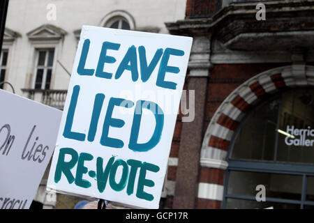 "Lasciare mentito Re-Vote' esigenti poster un altro voto al Anti Brexit marzo a Londra England Regno Unito 23 Giugno 2016 KATHY DEWITT Foto Stock