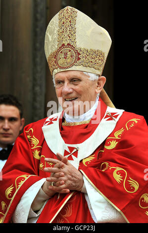 Papa Benedetto XVI reagisce alle grate della folla riunita per salutarlo, mentre si trova sui gradini della Cattedrale di Westminster, nel centro di Londra, dopo la celebrazione della Messa. Foto Stock