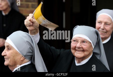 Una sorella della residenza di San Pietro svonda una bandiera durante una visita di Papa Benedetto XVI, il terzo giorno della sua visita di Stato nel Regno Unito. Foto Stock