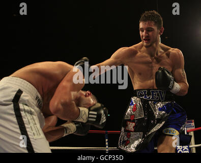 Nathan del Galles in azione abilmente (a destra) contro il tedesco Karo Murat durante la finale di Eliminator per il WBO World Light-Heavyweight Championship alla LG Arena di Birmingham. Foto Stock