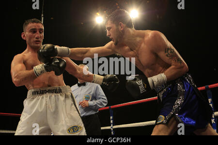 Nathan del Galles in azione abilmente (a destra) contro il tedesco Karo Murat durante la finale di Eliminator per il WBO World Light-Heavyweight Championship alla LG Arena di Birmingham. Foto Stock