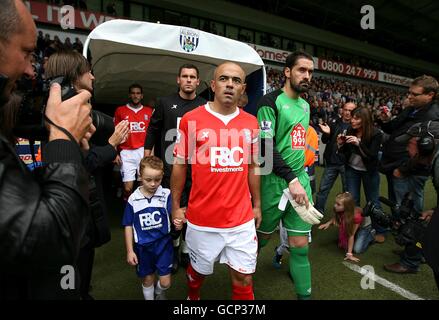 Il capitano Stephen Carr della città di Birmingham guida la sua squadra fuori dal tunnel prima del calcio d'inizio, insieme al portiere di West Bromwich Albion e al capitano Scott Carson (a destra) Foto Stock