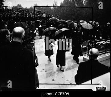 Royalty - inaugurazione della statua della fine del re George VI - Carlton Gardens, Londra Foto Stock