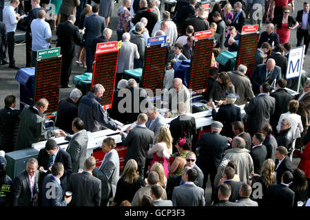 Corse di cavalli - William Hill Gold Cup Festival - Day Three - Ayr Racecourse. Bookmaker all'ippodromo di Ayr Foto Stock