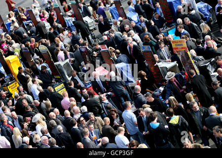 Corse di cavalli - William Hill Gold Cup Festival - Day Three - Ayr Racecourse. Bookmaker all'ippodromo di Ayr Foto Stock