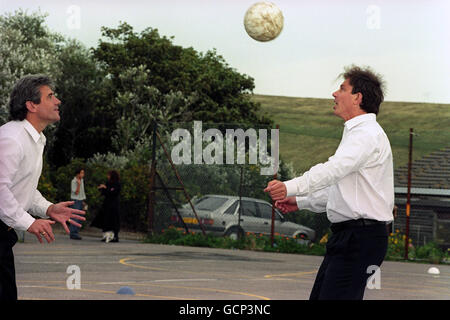 Il leader del Labor Party Tony Blair (a destra) partecipa a una gara di palla con il boss Newcastle United Kevin Keegan a Brighton durante una pausa nella conferenza del partito. Foto Stock