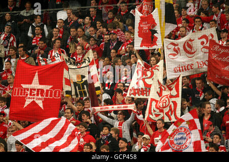 Calcio - UEFA Champions League - Gruppo e - Bayern Monaco v AS Roma - Allianz Arena. I fan di Bayern Monaco mostrano il loro sostegno negli stand. Foto Stock
